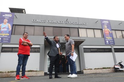 El abogado Otto Cuello, síndico de Fedeguayas, al ingresar a la sede del COE en Guayaquil.