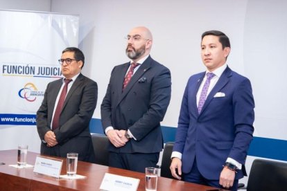 Henry Gaibor (d) es indagado en una investigación previa por las presuntas presiones a jueces