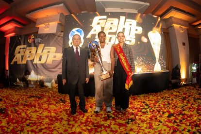 La campeona mundial de lucha Génesis Reasco con el máximo trofeo de la Gala de la APDP.