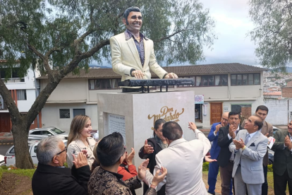La plazoleta y el busto “Don Medardo y sus Players” fueron inaugurados en un emotivo acto que reunió a autoridades, artistas, familiares y ciudadanía lojana.