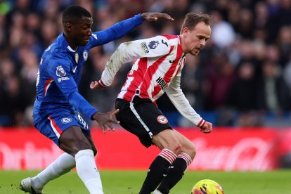 El volante ecuatoriano se impone en la disputa del balón frente a Mikkel Damsgaard, mediocampista del Brentford.