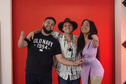 Paco el Morlaco (i), Jandino (c) y Victoria Salcedo (d) esperan dar más autonomía a los beneficiarios del proyecto.