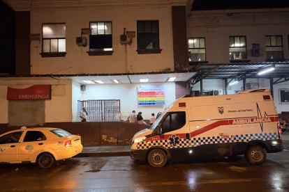En el hospital recibió atención médica y permanece en el área de cuidados intensivos.