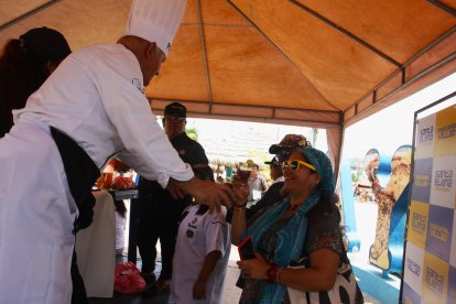 Muchos brindaron con el coctel de ostras en Ayangue.