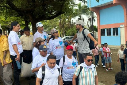 Varios simpatizantes van llegando al coliseo donde será la Convención del correísmo.