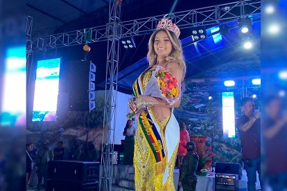 Morelia Bravo Loor, radiante en su coronación como Reina de las Fiestas Viche, luciendo su cinta, corona y traje de fantasía ante un público emocionado.
