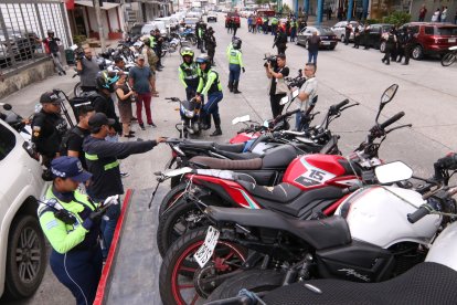 Motocicletas retenidas durante un operativo de tránsito en Guayaquil.