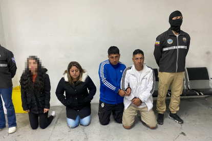 Dos hombres y dos mujeres fueron detenidos por extorsión, en Tumbaco, Quito.