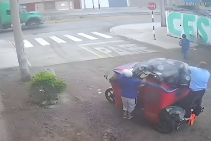 El momento en que la milagreña fue abandonada quedó registrado en cámaras de seguridad.