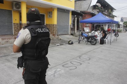 En el lugar del ataque, personas llegaron para velar a las víctimas.