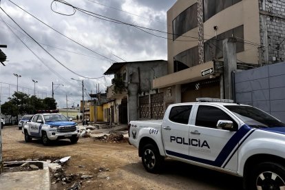 Policías patrullan alrededor de los planteles que están en la zona.