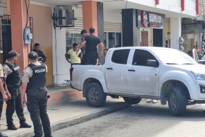 A Orlando Briones lo sorprendieron en un local de la calle 13 de Manta.