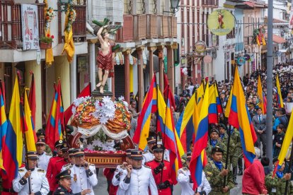 Imagen de San Sebastián durante su traslado por las calles de Loja.