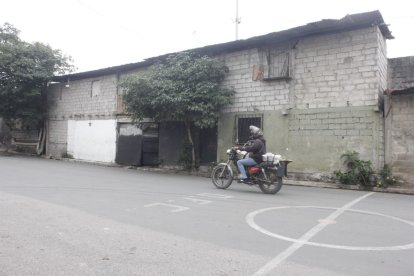 En esta casa, en Pascuales, sujetos mataron a un joven que se encontraba descansando.