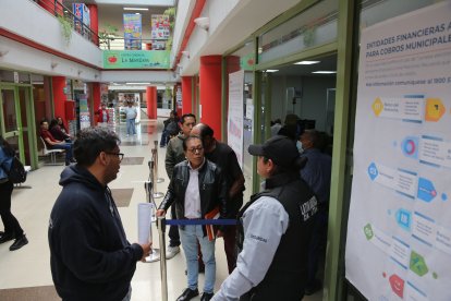 Al Centro Comercial La Manzana llegan los contribuyentes que tienen dudas sobre el cobro.