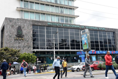 Jubilados expresan su malestar por retrasos en el pago de pensiones.