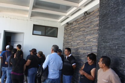 Apenas se enteraron del hallazgo de los cuerpos, familiares de los desaparecidos acudieron a la morgue de Santa Elena.