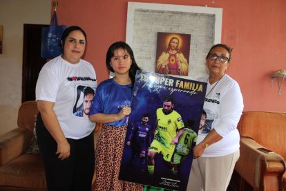 Teresa Ordóñez (Der.) Nico Vallejo (Centro), esposa de Diego y Gina Alcívar, su hermana, sostiene, un cartel con la imagen de Diego Leonel Alcívar.