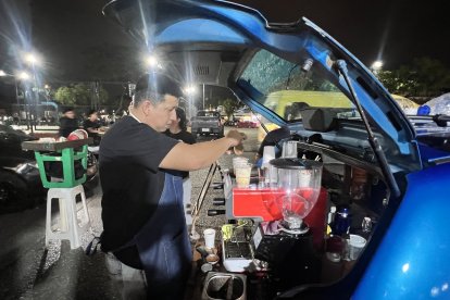 Edyka Coffee, cafetería móvil ubicada en Sauces 4, norte de Guayaquil, ofrece café de especialidad preparado desde el maletero de un vehículo, convirtiéndose en un punto de encuentro para los amantes del buen café.