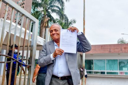 Víctor Guarín mientras posa orgulloso con la carpeta de derivación que lo acercaría a su operación.