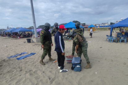 En zonas como Salinas y Playas se han implementado puestos fijos de vigilancia, patrullajes mixtos y revisiones vehiculares.