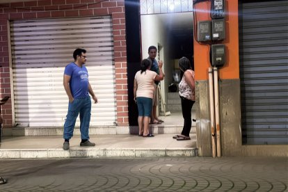 Familiares y moradores se concentran en los exteriores del inmueble donde una joven fue hallada sin vida, mientras las autoridades realizan las primeras diligencias investigativas en la parroquia La Unión.