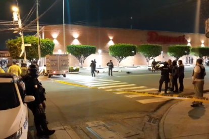 Escena del crimen en la avenida Ernesto Albán Mosquera, sur de Guayaquil.