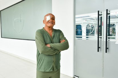 Víctor Guarín, segundos después de salir del quirófano por su cirugía de cataratas.