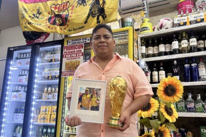 Gabriel Guamán guarda billete por billete desde hace 10 años para alentar a Ecuador en el Mundial 2026 en Estados Unidos.
FECHA: 21/01/2026
AG-AGENCIA
AG-PERIODISTA