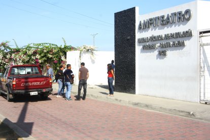 En el anfiteatro de Santa Elena los familiares de los desaparecidos de Pedro Carbo esperan la entrega de los cuerpos.