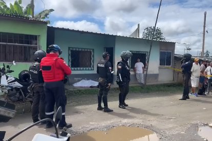 Agentes policiales y personal de emergencia acordonan la escena del crimen en el sector 3 del barrio Nueva Concordia, donde un joven fue asesinado al estilo sicariato.