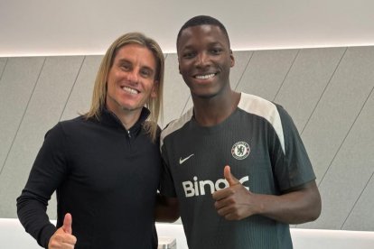 Beccacece y Moi Caicedo compartieron tras la victoria 1-0 del Chelsea ante Pafos por la Champions League.