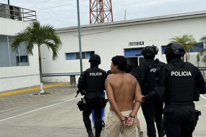 La Policía aprehendipo a dos hombres y una mujer vinculados a red de expendio de sustancias y otros ilícito