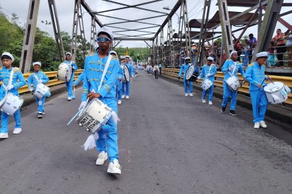 Las calles de Viche se llenaron de color y alegría durante el desfile cívico por los 85 años de parroquialización.