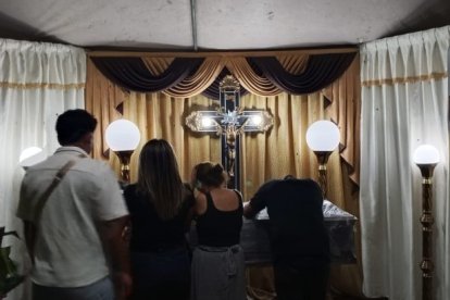Imagen de la capilla ardiente con los restos de Josué Ponce. Los familiares piden justicia.