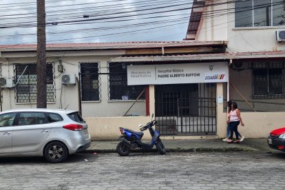 Al Hospital Básico Alberto Buffoni llevaron a la mujer que resultó herida en el ataque.