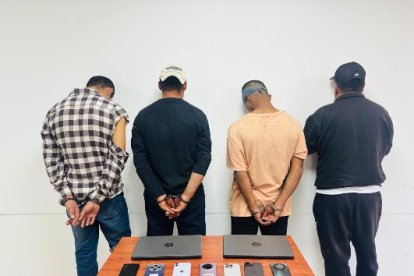 Los sospechosos fueron atrapados mientras intentaban huir de la entidad financiera.