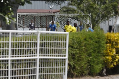 Solo cuando se abre el portón principal del complejo es posible observar por poco tiempo los trabajos del Ídolo.