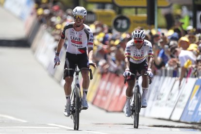 Jay Vine de UAE y el ecuatoriano Jhonatan Narvaez figuras del Tour Down Under en Australia.