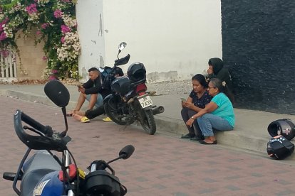 En el Centro Forense de Santa Elena, familiares de las víctimas esperaban retirar cuerpos.