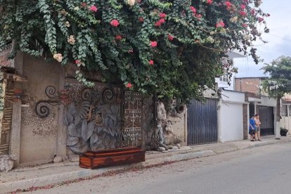 El ataúd fue abandonado en las calles Juan Montalvo y 17 de diciembre