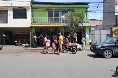 Familiares y curiosos se congregan frente al taller donde fue asesinado Ariel Tenorio Klinger, joven mototaxista y estudiante del colegio Luis Tello.