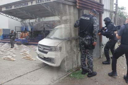 Los detenidos, la droga y la camioneta en la que esta era transportada fueron presentados por la Policía.