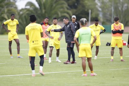 El estratega venezolano César Farías (c) estuvo atento para corregir las fallas de los jugadores de Barcelona en el penúltimo entrenamiento en el complejo de Puembo.