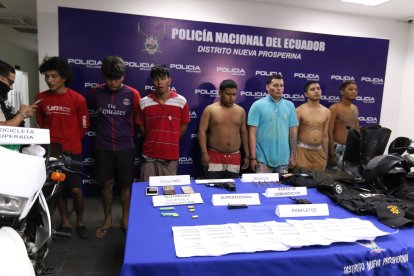 Los siete detenidos fueron presentados en el cuartel de Nueva Prosperina.