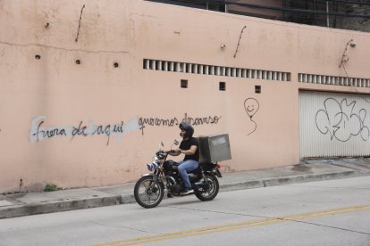 Este mensaje escrito en el muro es uno de los ‘recaditos’ que ha recibido la dueña de casa donde viven los perros. Incluso han amenazado su integridad y la de sus familiares.