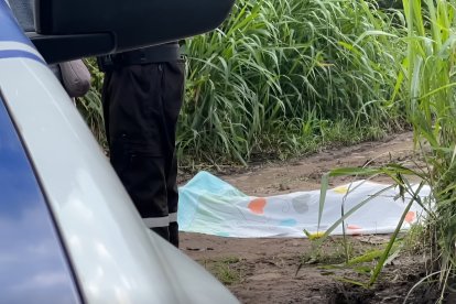 Personal policial custodia el lugar donde fue hallado el cuerpo de Juan Carlos Párraga, con signos de violencia, en una vía rural de La Unión, Quinindé.