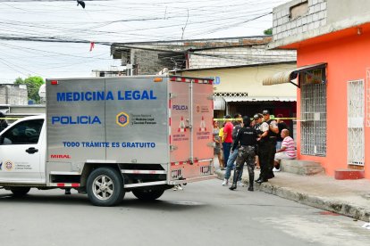 Personal de Criminalística realizó el levantamiento del cadáver.