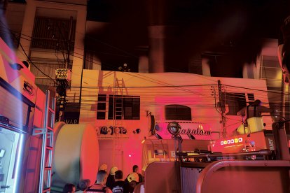 Bomberos de Esmeraldas y Atacames combaten un incendio estructural en pleno centro comercial, mientras el humo envuelve la fachada del edificio afectado.