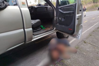 El hombre fue hallado sin vida en la vía a Papallacta, en Pifo.
